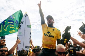 Brasileiro Filipe Toledo conquista bicampeonato mundial de surfe, nos EUA