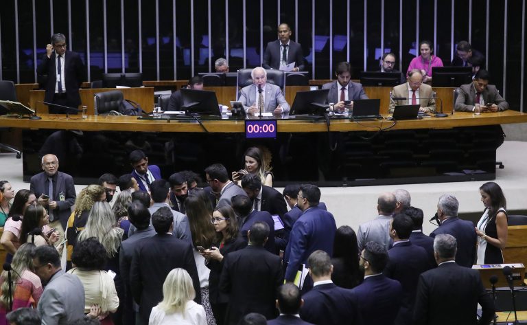 Centrão “estabiliza” a relação do governo com a Câmara