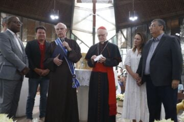 Padre Júlio Lancellotti recebe medalha da Ordem do Mérito