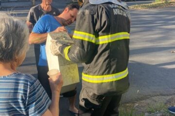Bombeiros são acionados para combater incêndio em clínica veterinária de BH e resgatar animais