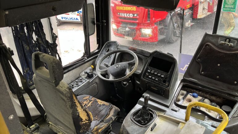 Homem entra em ônibus, joga gasolina e ateia fogo na Grande BH