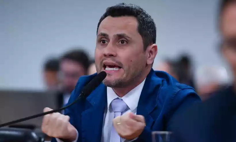 Senador Cleitinho aciona o Ministério Público contra exposição com Bolsonaro defecando na bandeira nacional