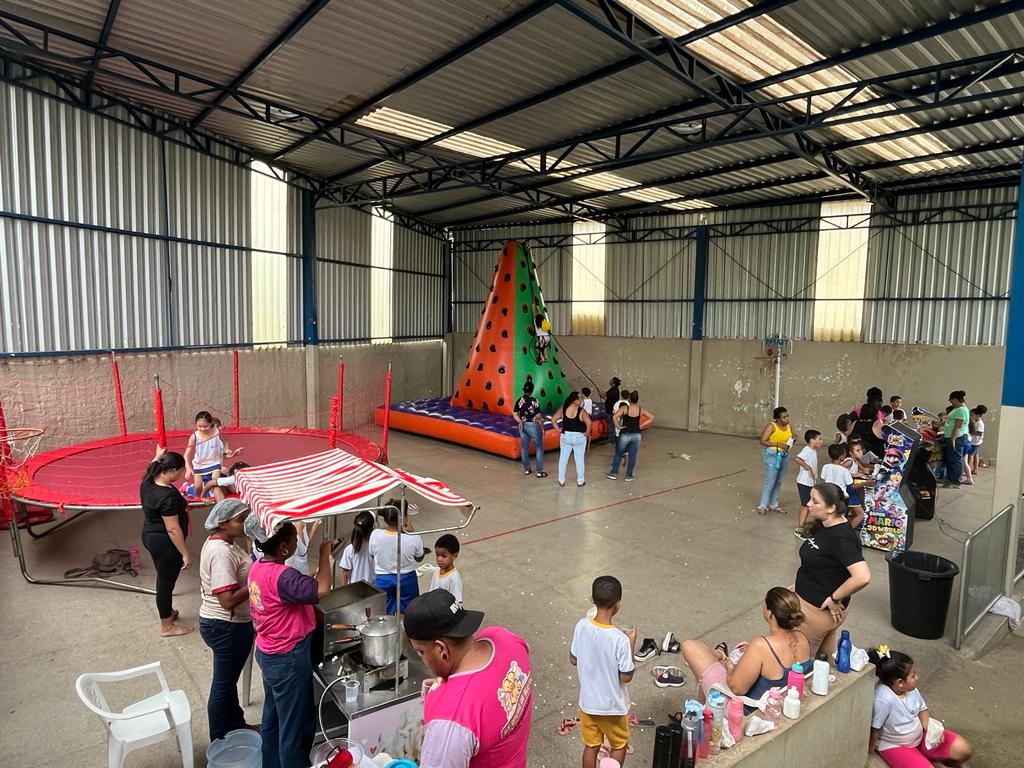 Escolas de São Gonçalo comemoram Dia das Crianças com recreação e kit surpresa