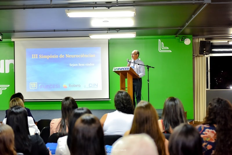 Simpósio de Neurociências :“primeiro passo para soluções em saúde é a educação”, destaca neurologista Tiago Alvarenga