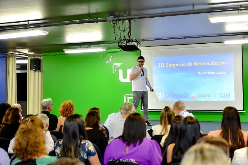 Simpósio de Neurociências :“primeiro passo para soluções em saúde é a educação”, destaca neurologista Tiago Alvarenga