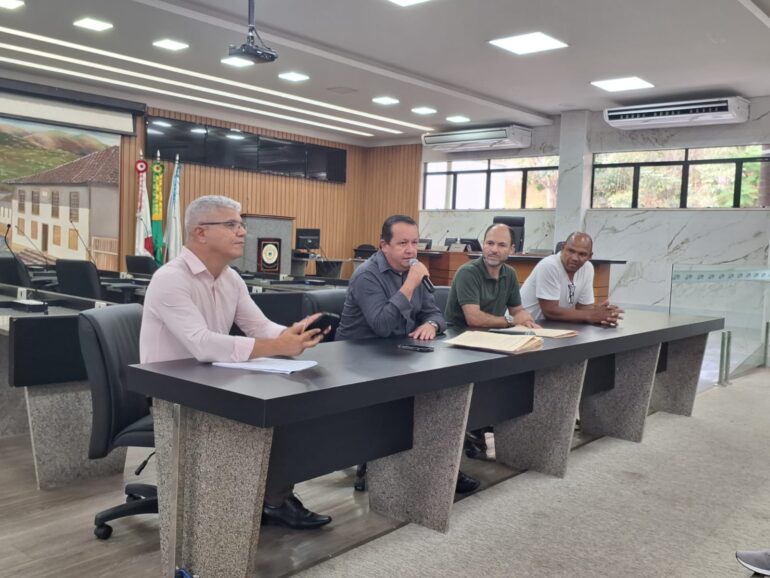 Apenas quatro vereadores comparecem e reunião de comissões é encerrada por falta de quórum