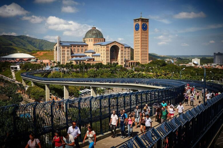 Cerca de 250 mil pessoas devem passar por Aparecida no feriado
