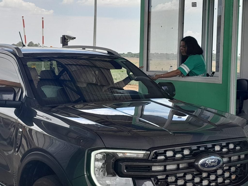 Justiça suspende cobrança de pedágio em praças instaladas em duas rodovias em Minas