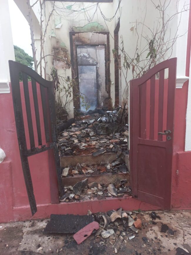 Incêndio destrói casarão histórico em Entre Rios de Minas; um raio teria iniciado as chamas