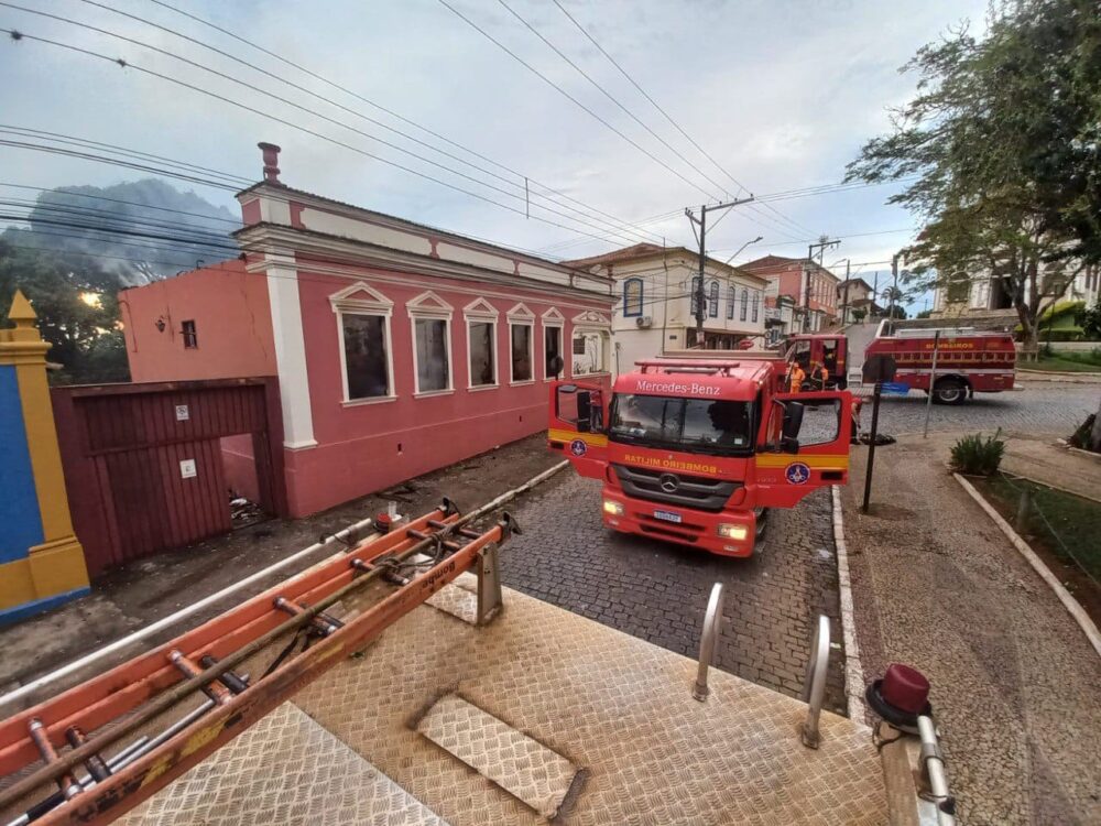 Incêndio destrói casarão histórico em Entre Rios de Minas; um raio teria iniciado as chamas