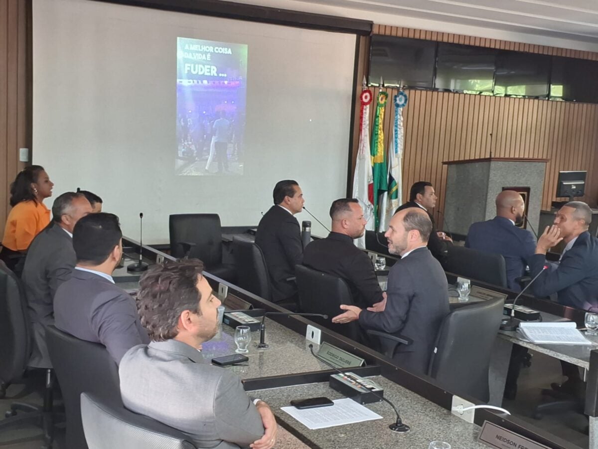 Vereadores protestam contra apresentação musical promovida na Praça da EEMZA