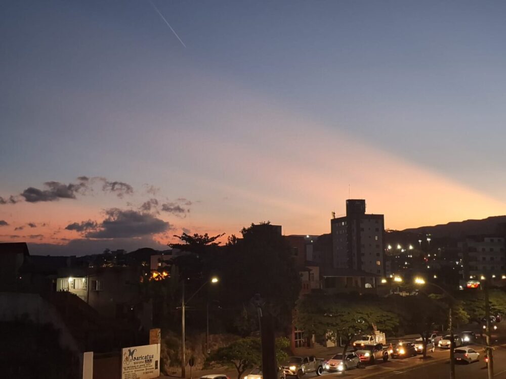 A terça-feira pode ser de muitas nuvens com pancadas de chuva isoladas; confira a previsão do tempo