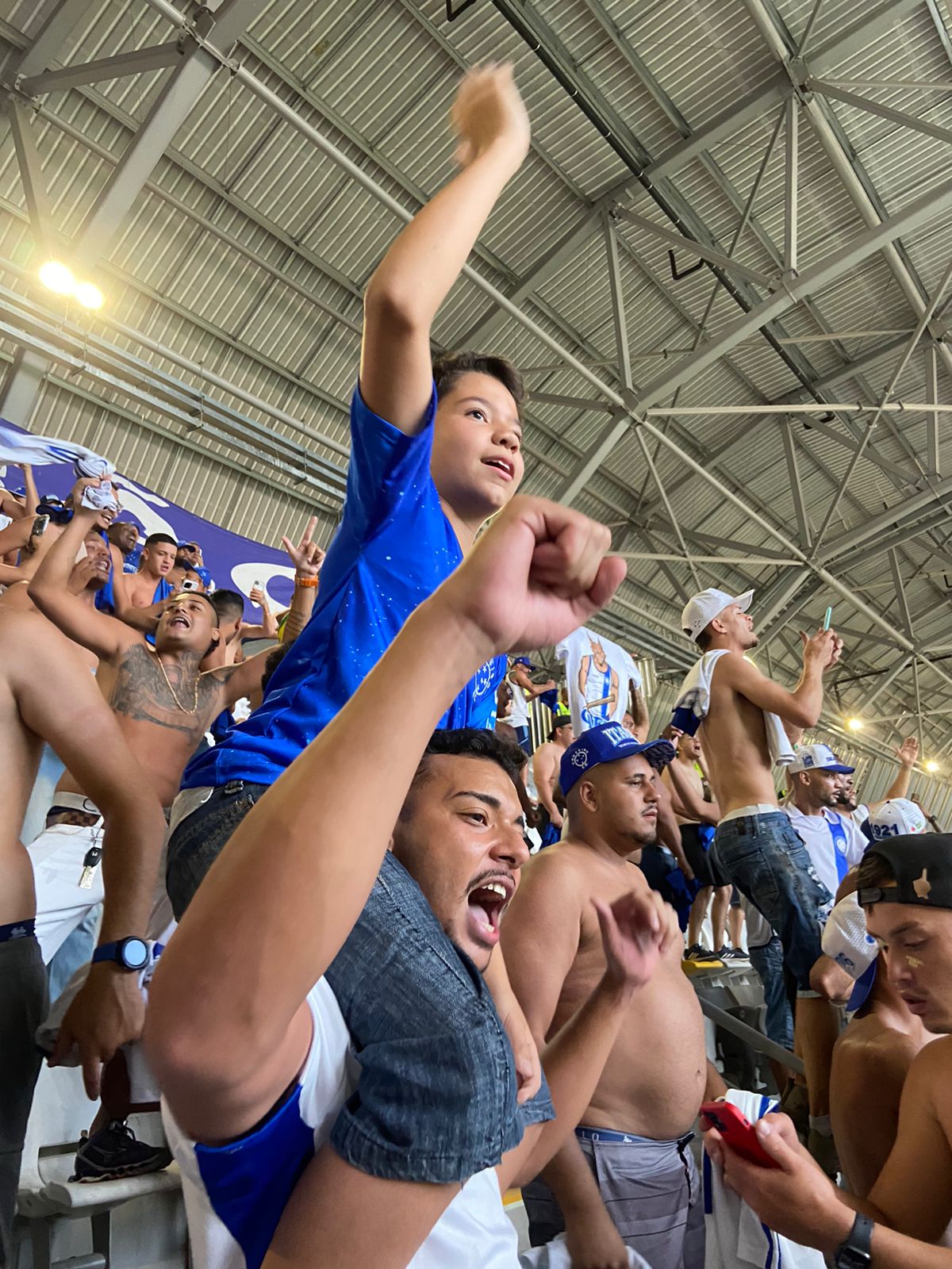 Cruzeirenses realizam sonho de jovem torcedor e levam garoto pela primeira vez ao estádio; assista