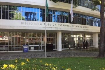 Biblioteca Pública de Minas Gerais é depredada e suspeito jogou livros na rua