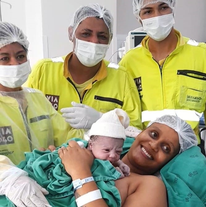 Equipe da Via 040 auxilia em parto de bebê na BR-040