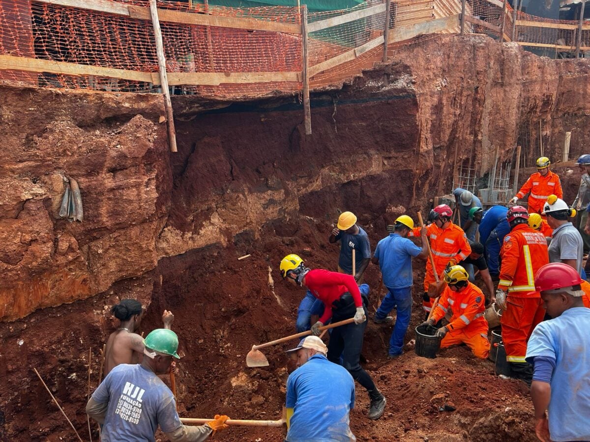 Três operários morrem soterrados em obra de supermercado em BH