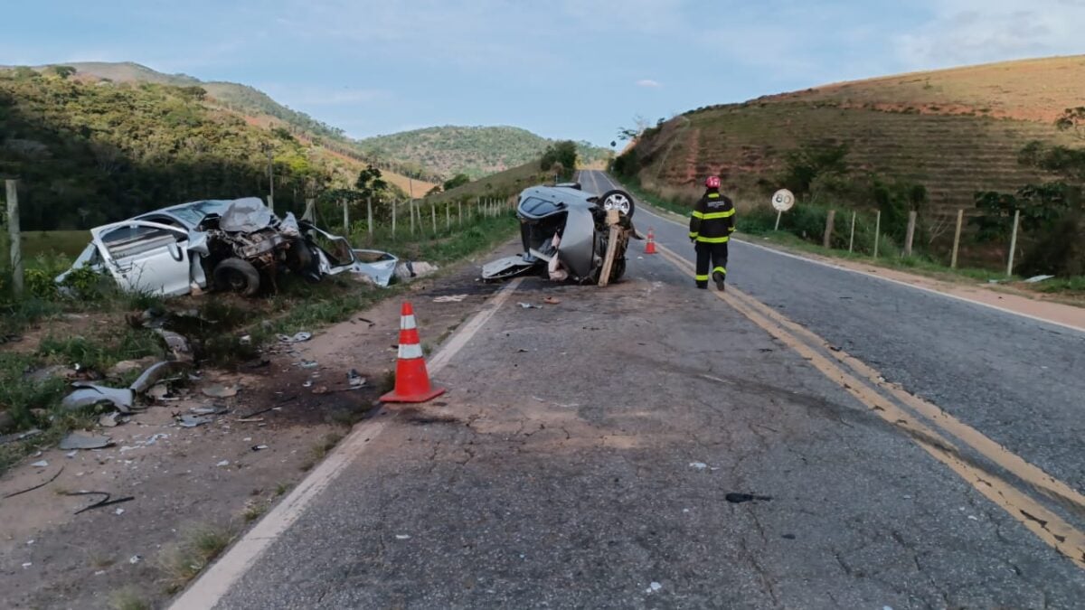 Acidente entre dois carros na BR-262, em Minas, deixa três mortos e três feridos
