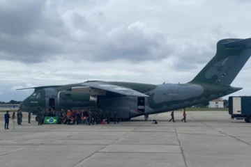 Chega ao Brasil voo da FAB com sétimo grupo de brasileiros repatriados de Israel