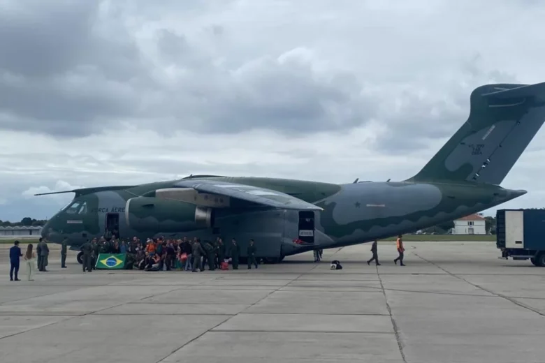 Chega ao Brasil voo da FAB com sétimo grupo de brasileiros repatriados de Israel
