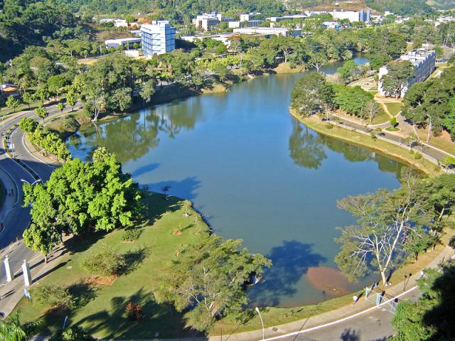 Homem morre afogado após cair com carro em lagoa da Universidade Federal de Viçosa
