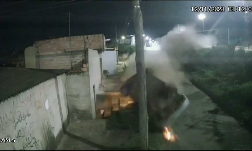 Carro capota no Anel Rodoviário e sai ‘voando’; veja vídeo