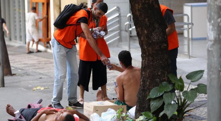 Em dias quentes, Prefeitura de BH realiza distribuição de água para população em situação de rua