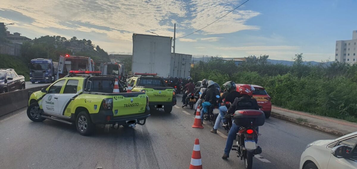 Motociclista fica com perna debaixo da roda de caminhão após acidente na Via Expressa, em Contagem