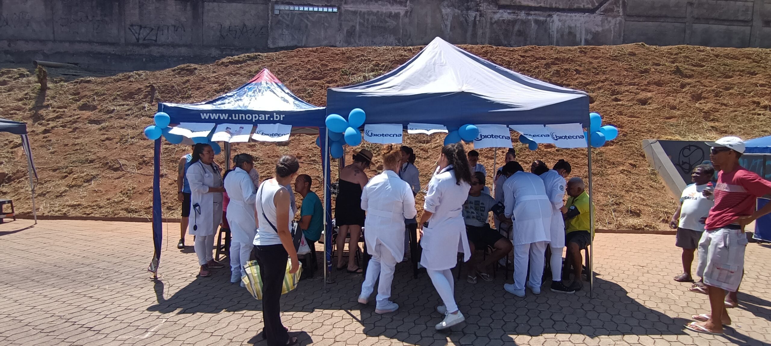 Estudantes de Técnico em Enfermagem da Unopar medem pressão em Feira Livre dos Produtores Rurais de Itabira
