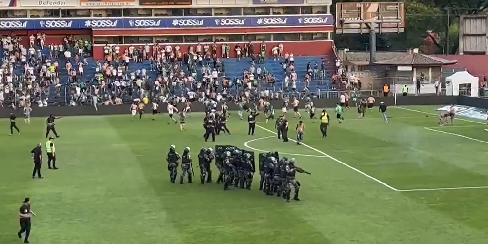 Coritiba vence Cruzeiro em jogo marcado por invasão e briga de torcidas em campo; assista aos melhores momentos