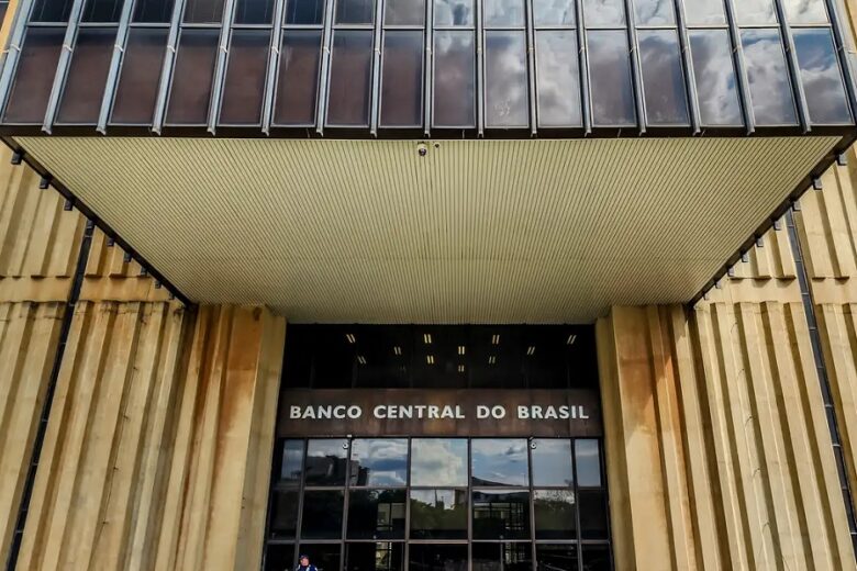 Mercado financeiro estima inflação de 4,99% em 2025, prevê Banco Central