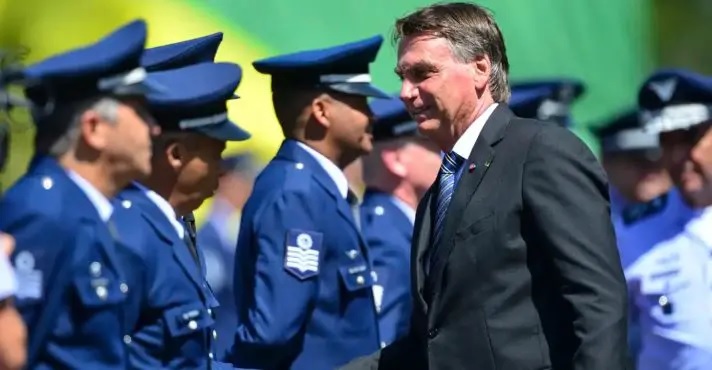 Livro revela que o STF consultou cúpula militar antes de aumentar a tensão contra Bolsonaro