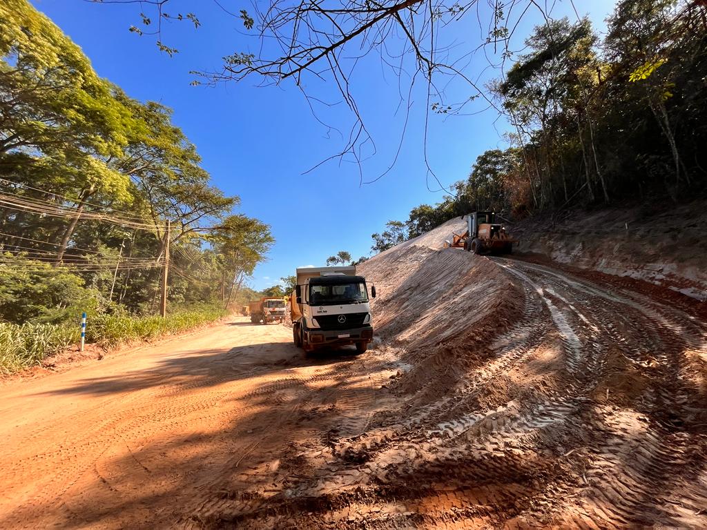 São Gonçalo do Rio Abaixo: taludes na estrada de Brucutu são recuperados