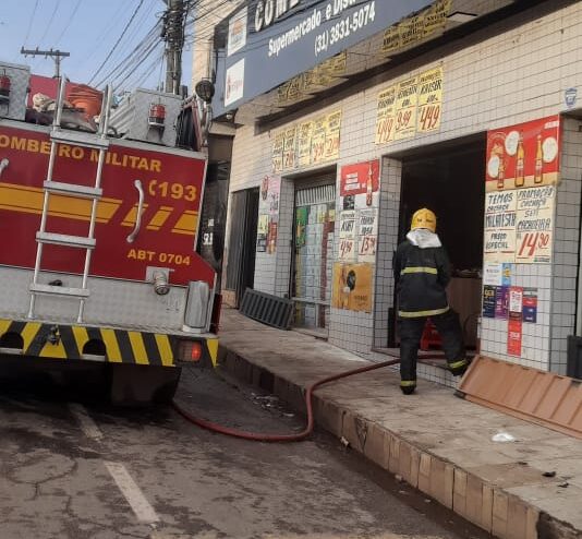 Itabira: indivíduos arrombaram e furtaram supermercado no Areão antes de atear fogo