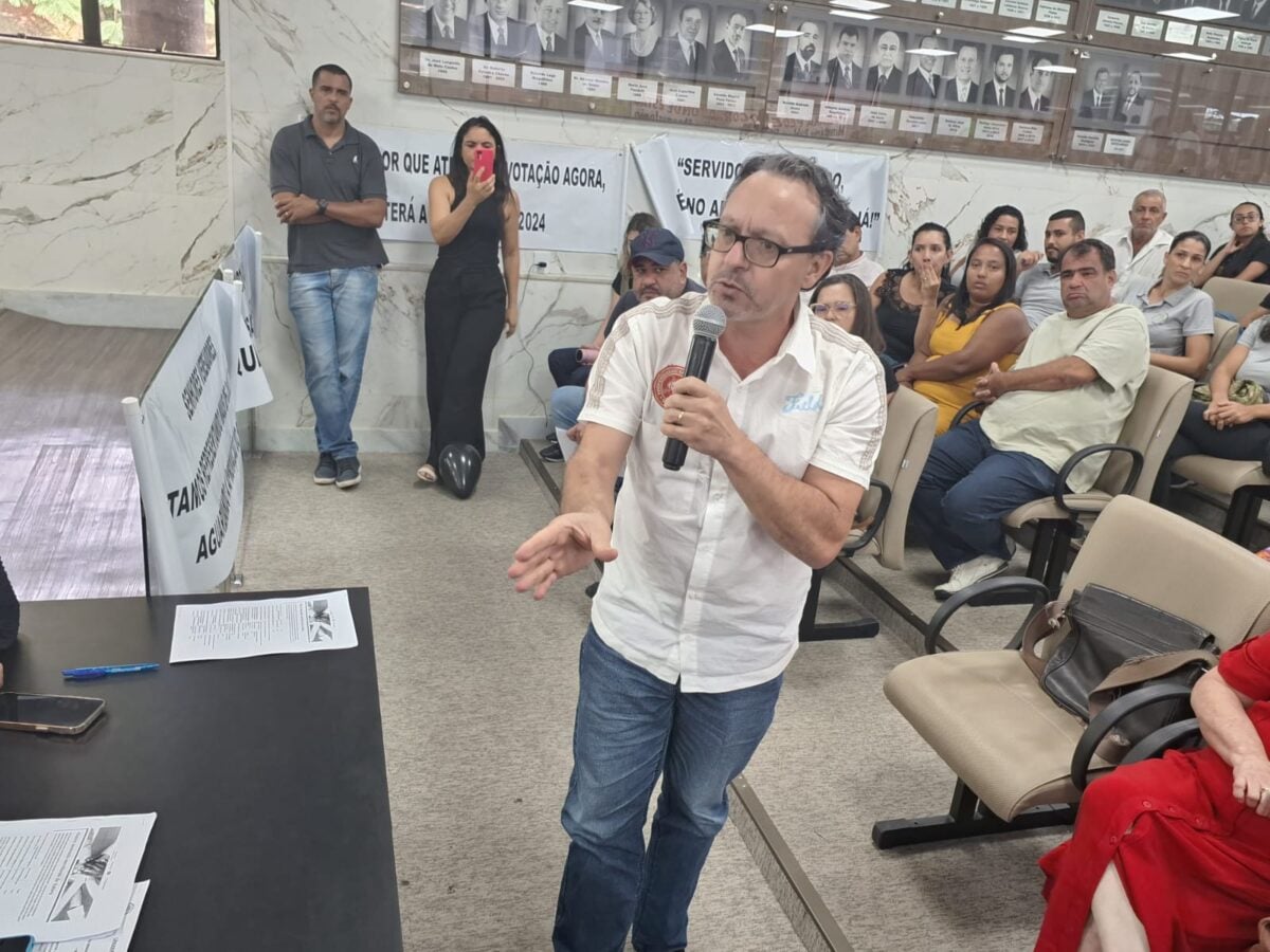 Professores podem perder até R$ 1.300 por mês caso plano não seja votado em 2023, diz servidor