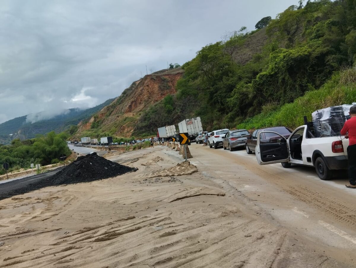 BR-381: Ponte interditada e acidente com caminhão complicam trânsito em direção ao Vale do Aço