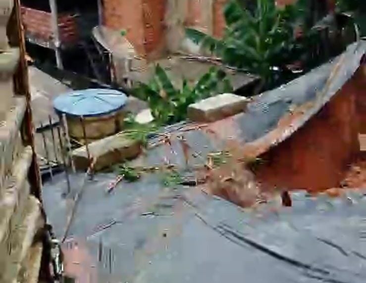 Barranco desaba enquanto vereador gravava vídeo em Timóteo; assista
