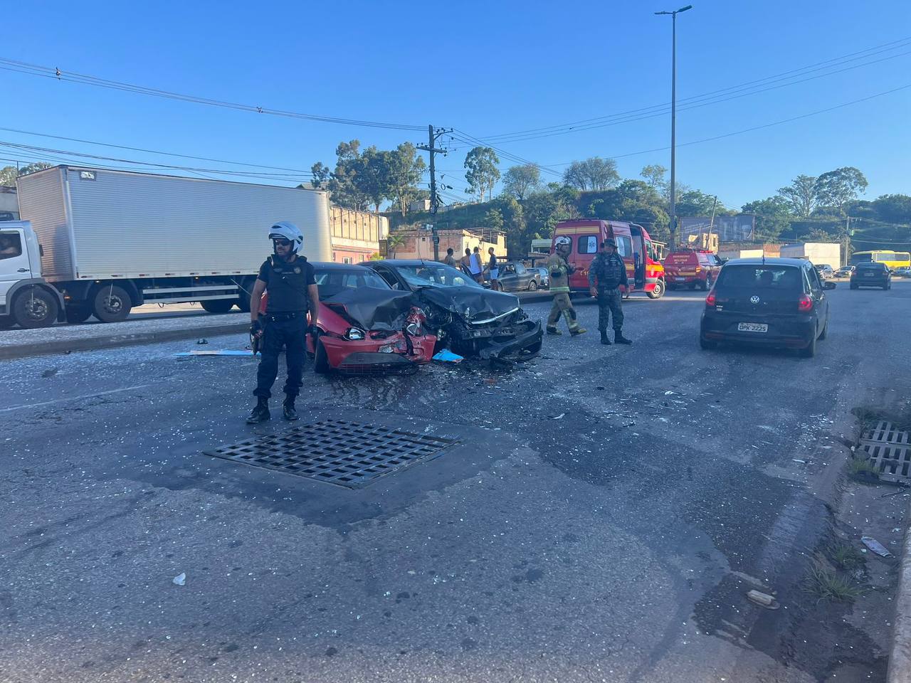 Três carros colidem em Contagem