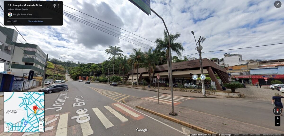 Trânsito na rua Joaquim Morais de Brito, em frente a Rodoviária de Itabira, está totalmente interditado