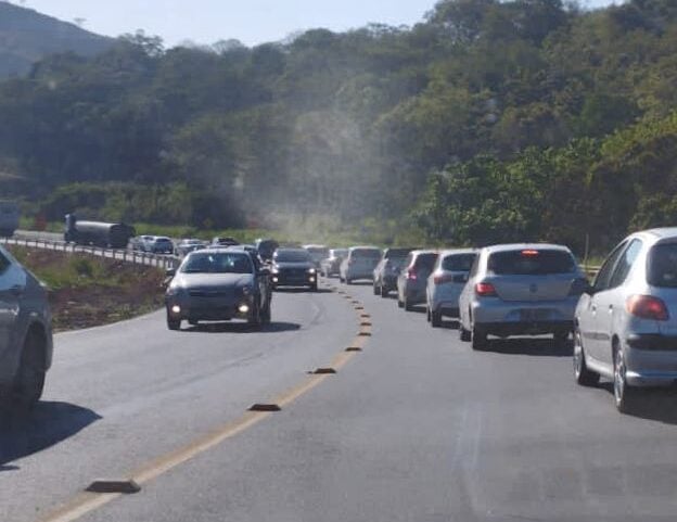 Sábado complicado na BR-381: engarrafamento em São Gonçalo do Rio Abaixo e acidente em João Monlevade
