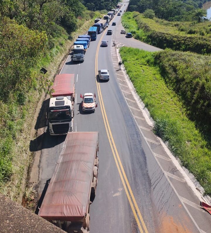 Sábado complicado na BR-381: engarrafamento em São Gonçalo do Rio Abaixo e acidente em João Monlevade