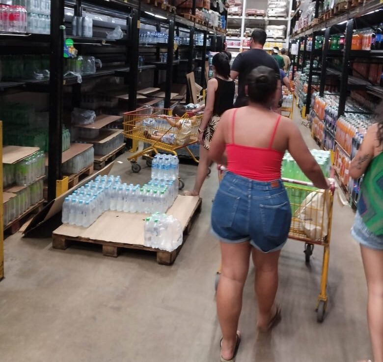 Sem abastecimento de qualidade, itabiranos fazem corrida para comprar água mineral e esvaziam prateleiras de supermercados