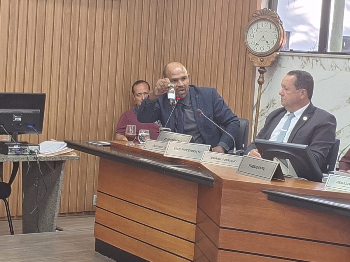 Em tom de protesto, Tãozinho leva “água coca-cola” do Saae à Câmara