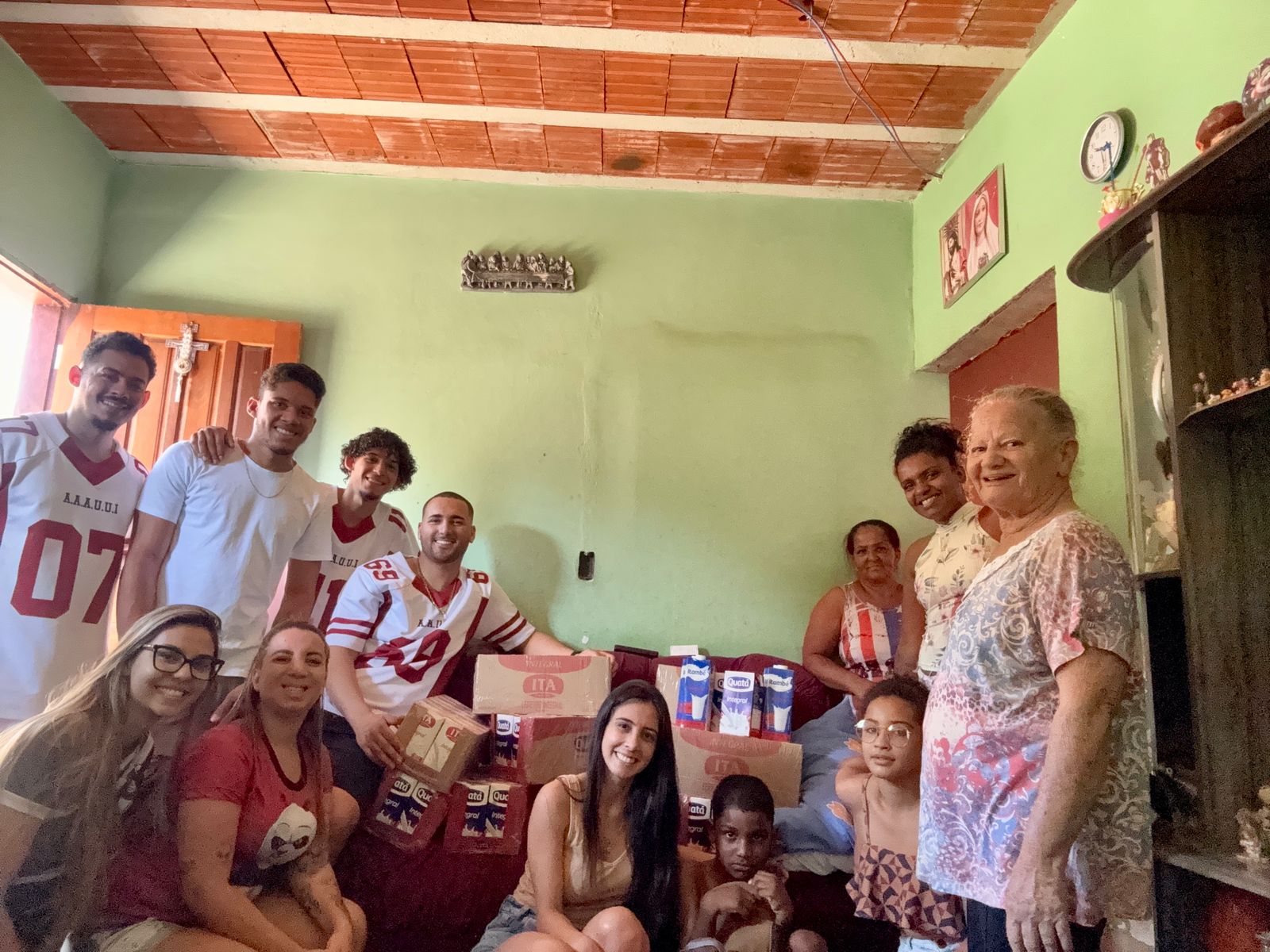 Vó Margaret recebe doações de campanha da atlética da Una