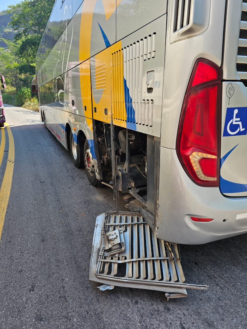 Ônibus que levava delegação do Valério é atingido por carreta na MGC-120, em Nova Era