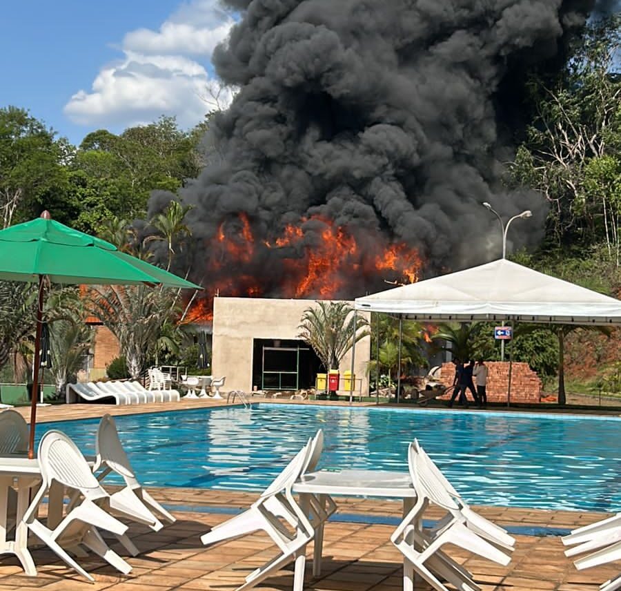 Itabira: incêndio atinge caramanchão do Clubinho, na Vila Técnica da Conceição