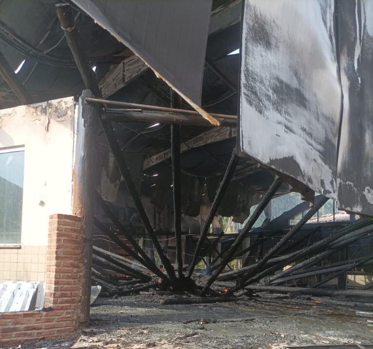 Itabira: incêndio atinge caramanchão do Clubinho, na Vila Técnica da Conceição