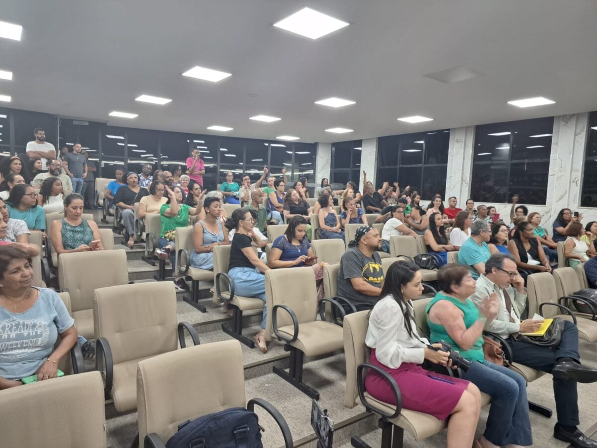 Contra paralisação dos professores na semana que vem, servidores protocolam denúncia no MP