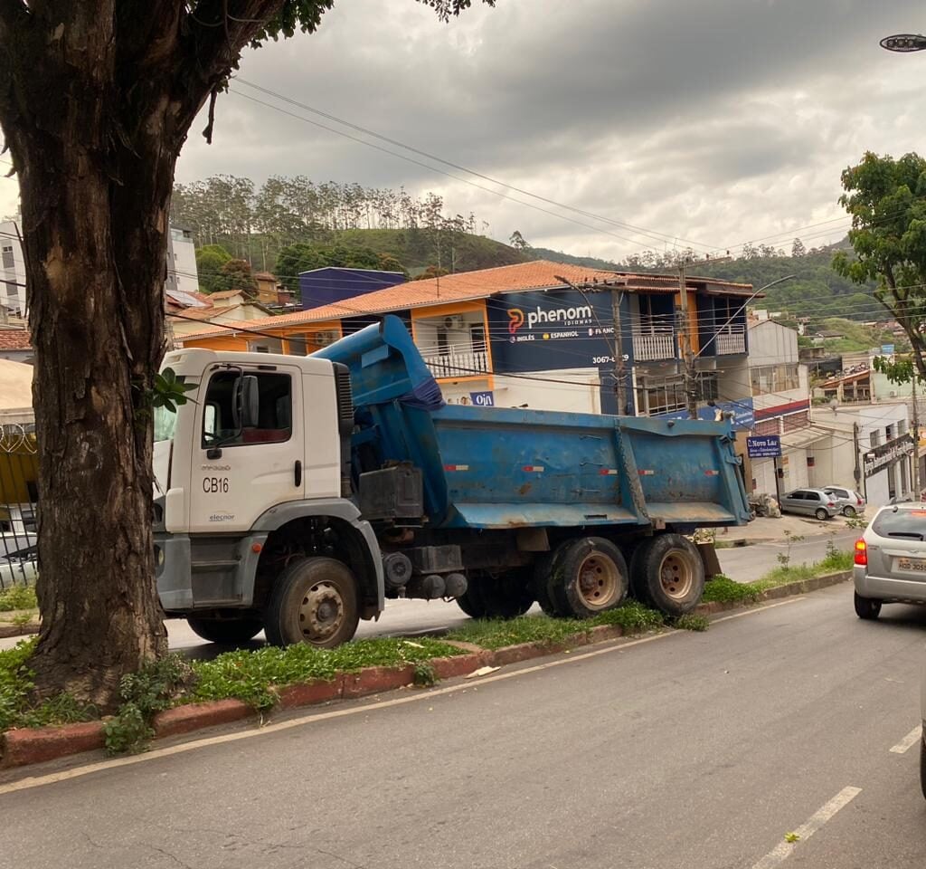 Motor falha e caminhão carregado de asfalto volta de ré na rua Juca Machado