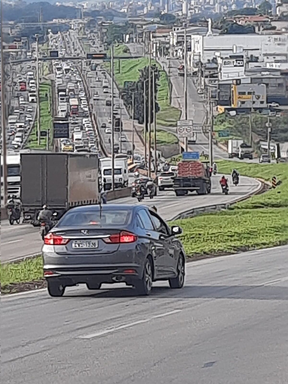 Acidente envolvendo carreta e três carros complica trânsito no Anel Rodoviário
