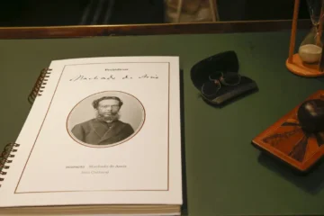 Manuscritos e primeiras edições recontam história de Machado de Assis